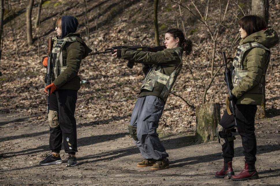 „Valkiriile” ucrainene. Femeile din Ucraina se mobilizează pentru lupta pe front, în război. Kellog: Luptă la fel de bine ca bărbații 1095913