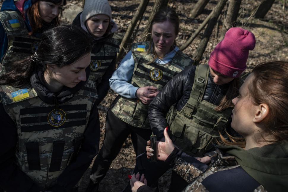 „Valkiriile” ucrainene. Femeile din Ucraina se mobilizează pentru lupta pe front, în război. Kellog: Luptă la fel de bine ca bărbații 1095915