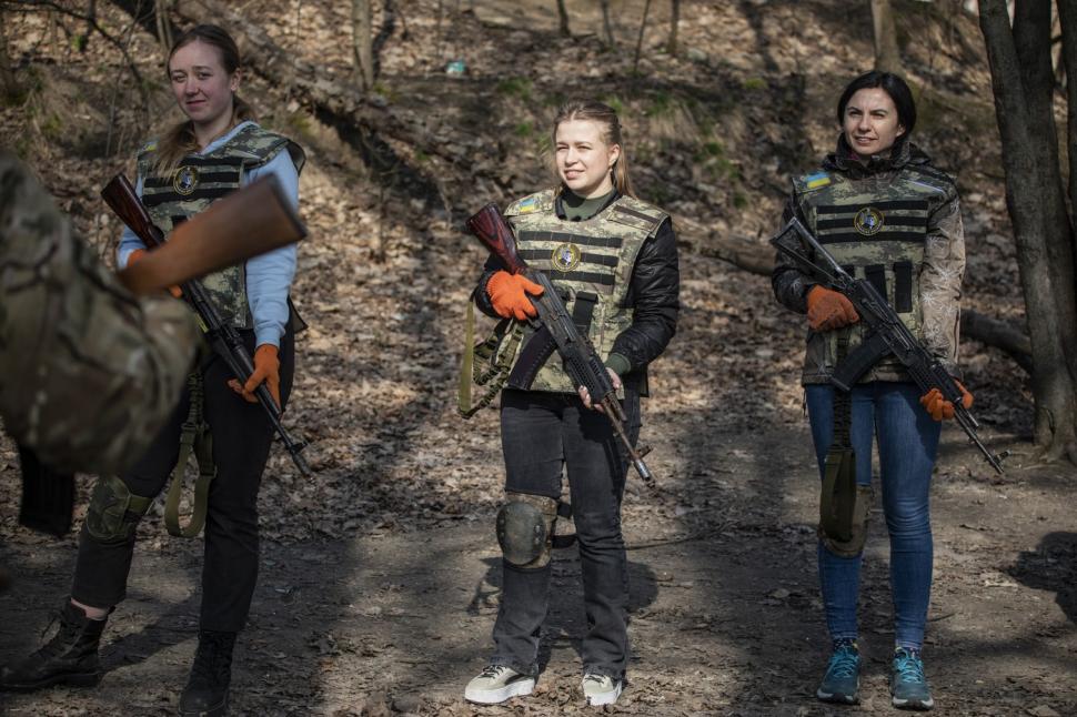 „Valkiriile” ucrainene. Femeile din Ucraina se mobilizează pentru lupta pe front, în război. Kellog: Luptă la fel de bine ca bărbații 1095923