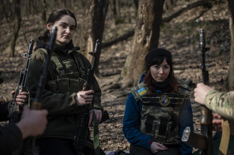 „Valkiriile” ucrainene. Femeile din Ucraina se mobilizează pentru lupta pe front, în război. Kellog: Luptă la fel de bine ca bărbații 1095925