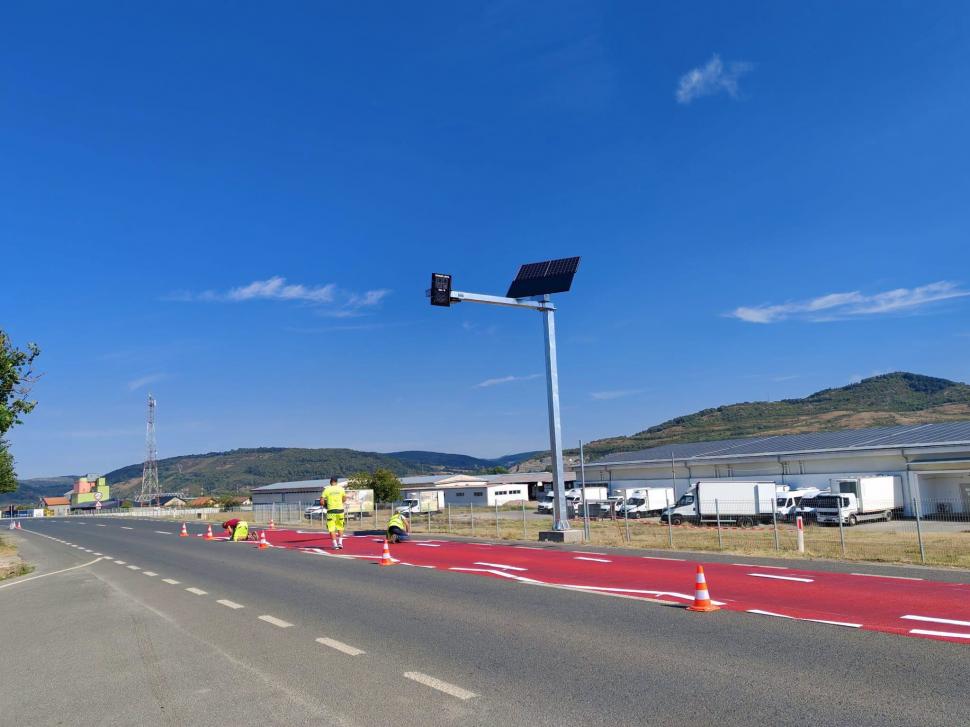 CNAIR a amenajat încă 10 zone cu covor rutier roşu și afișarea electronică a vitezei, cu bani din PNRR. Unde au amplasat sistemele 1096242