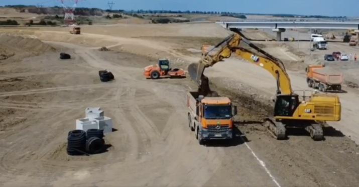 De săptămâna viitoare ar urma să se circule neîntrerupt de la Bucureşti la Bacău, pe Autostrada A7. Se deschide segmentul Adjud-Bacău  1096273