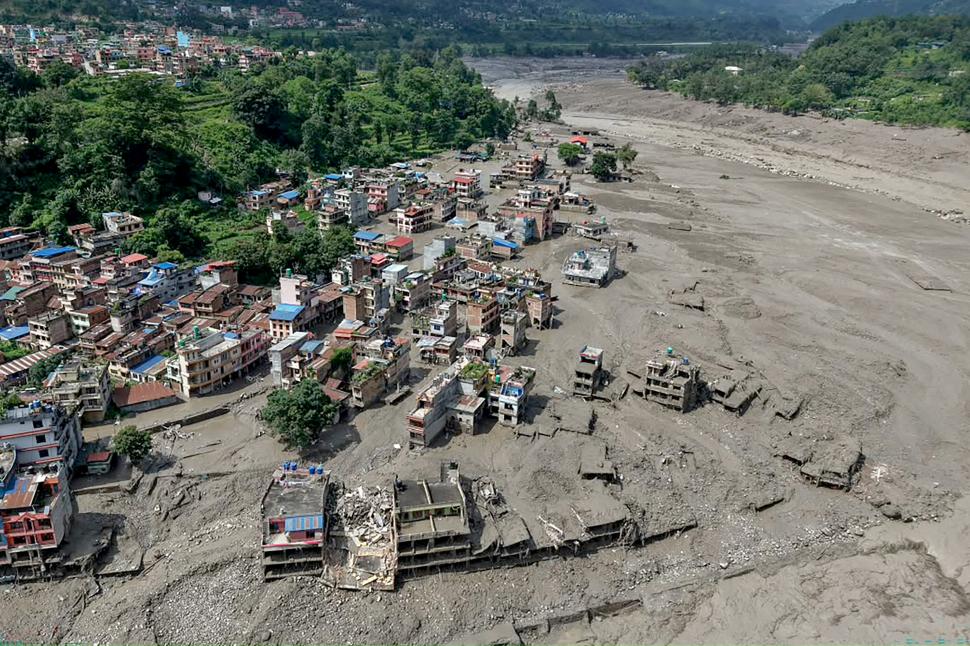 Imagini apocaliptice în Nepal. Viituri uriaşe au măturat totul în cale. Sunt zeci de morți și sute de dispăruți, inclusiv turiști 1096269