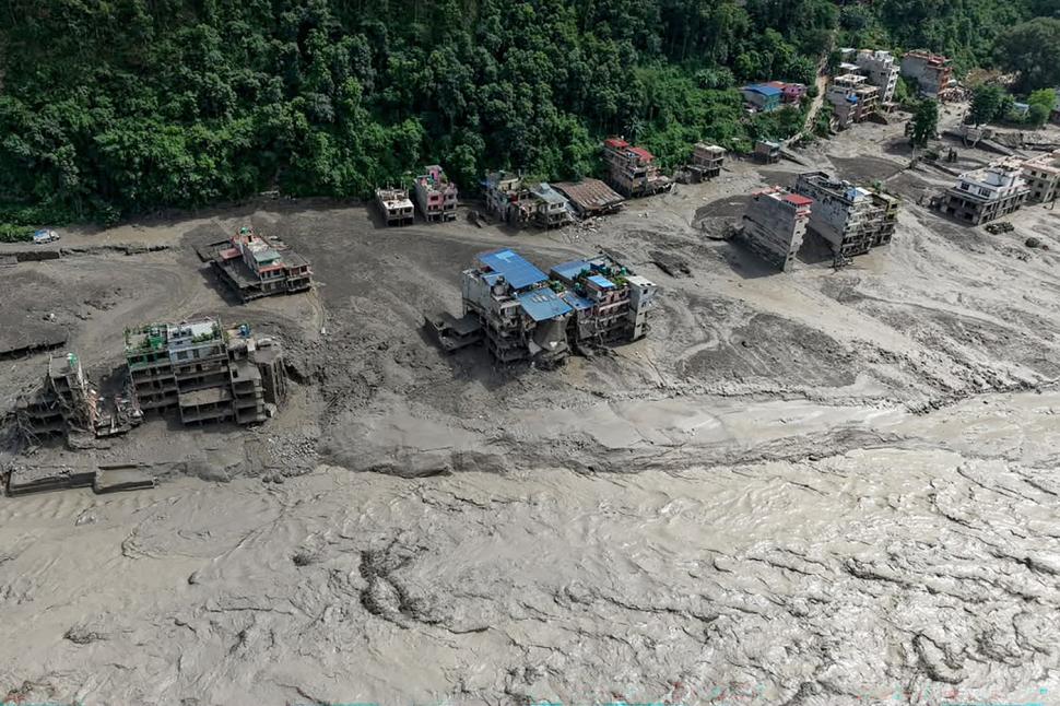 Imagini apocaliptice în Nepal. Viituri uriaşe au măturat totul în cale. Sunt zeci de morți și sute de dispăruți, inclusiv turiști 1096282