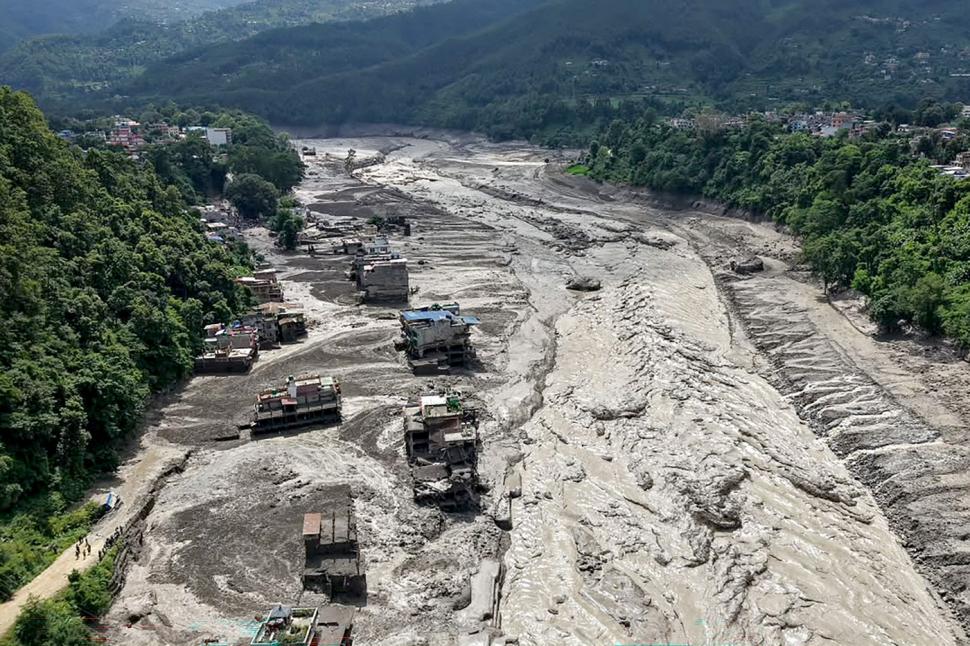 Imagini apocaliptice în Nepal. Viituri uriaşe au măturat totul în cale. Sunt zeci de morți și sute de dispăruți, inclusiv turiști 1096283