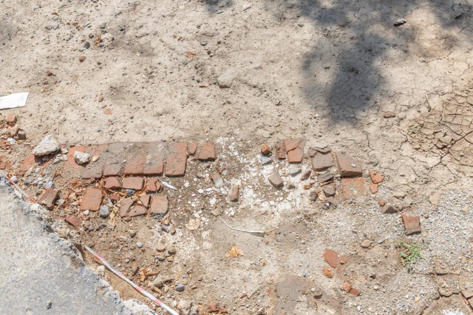 Imagini cu posibile vestigii găsite de muncitorii care lucrau pe o stradă din Bucureşti. "Arheologii spun dacă sunt relicve importante" 1096577