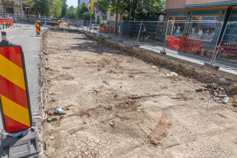 Un șantier din București a fost oprit pentru că muncitorii care săpau la liniile de tramvai au găsit niște ziduri. "Posibile vestigii” 1096578
