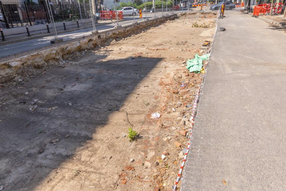 Un șantier din București a fost oprit pentru că muncitorii care săpau la liniile de tramvai au găsit niște ziduri. "Posibile vestigii” 1096579
