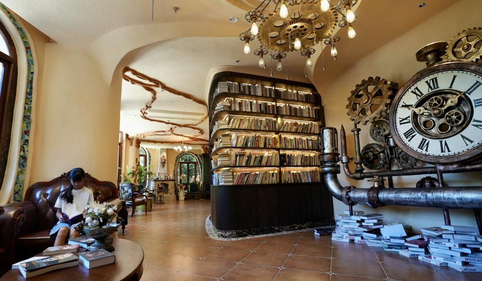 Librăria construită într-o dolină naturală: Tocmai s-a deschis, iar turiștii spun că se simt la „Hogwarts”. Cum arată și unde este 1096677