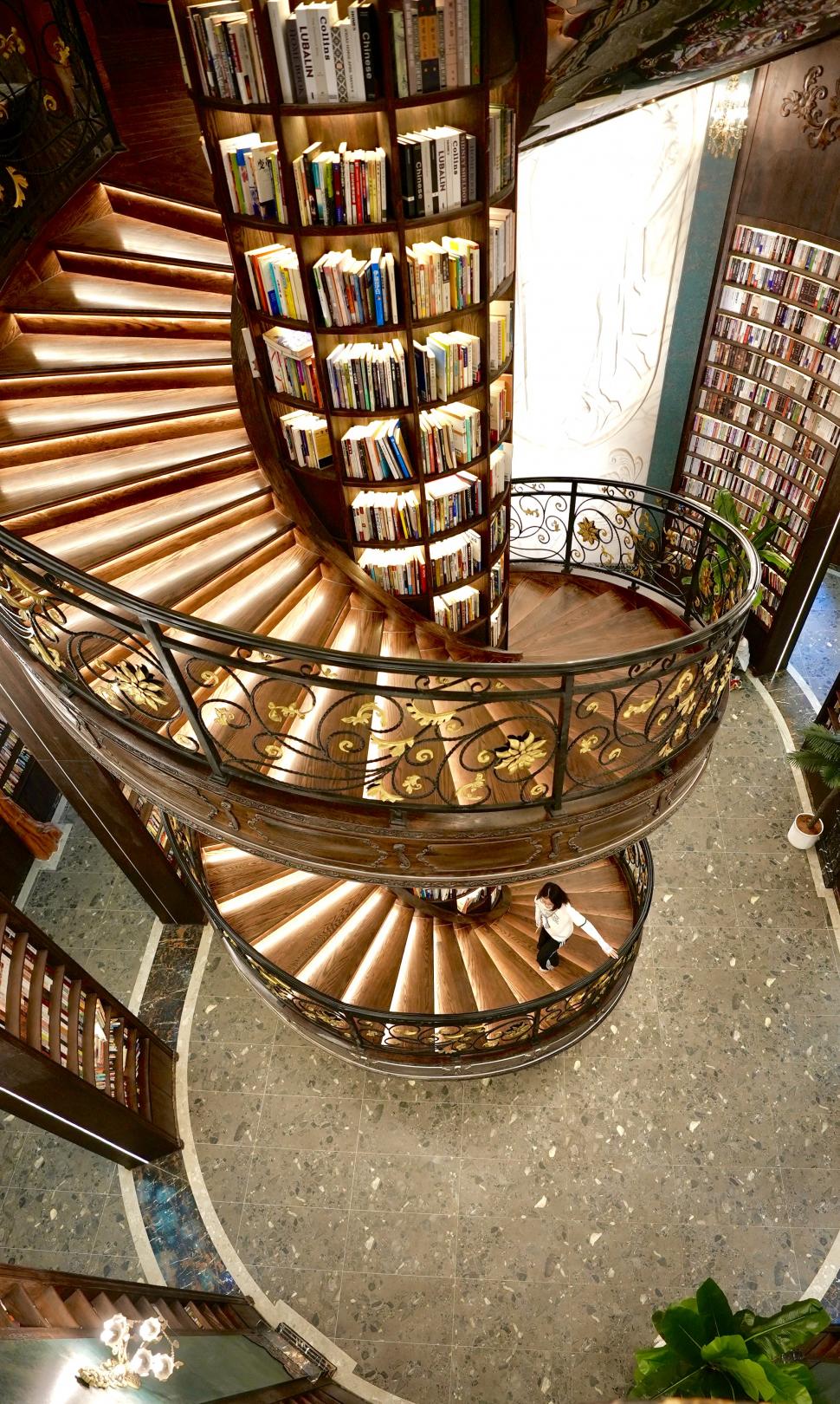 Librăria construită într-o dolină naturală: Tocmai s-a deschis, iar turiștii spun că se simt la „Hogwarts”. Cum arată și unde este 1096681