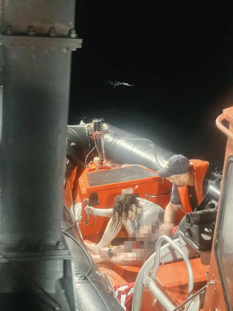 "Au avut noroc. Dacă întârziam 20 de minute, cred că nu-i mai găseam". Cum a fost salvat echipajul navei lovite în Marea Neagră  1096889