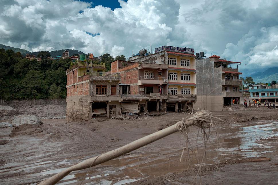 Bilanțul morților din Nepal urcă la 469. China suspendă operațiunile de salvare de teamă că noi inundații s-ar putea produce 1096778