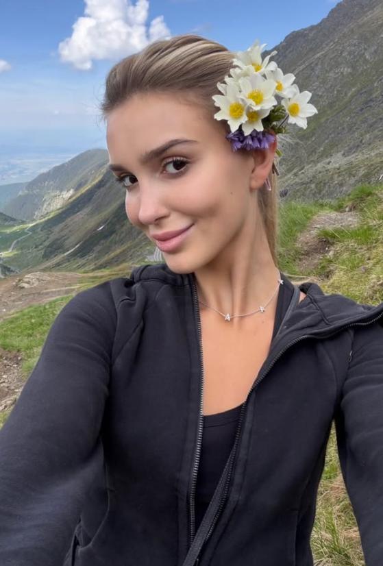 Cine e tânăra de orgine română care reprezintă Texas la Miss SUA. Fotografiile pe care le-a postat din România, acum trei luni 1096803