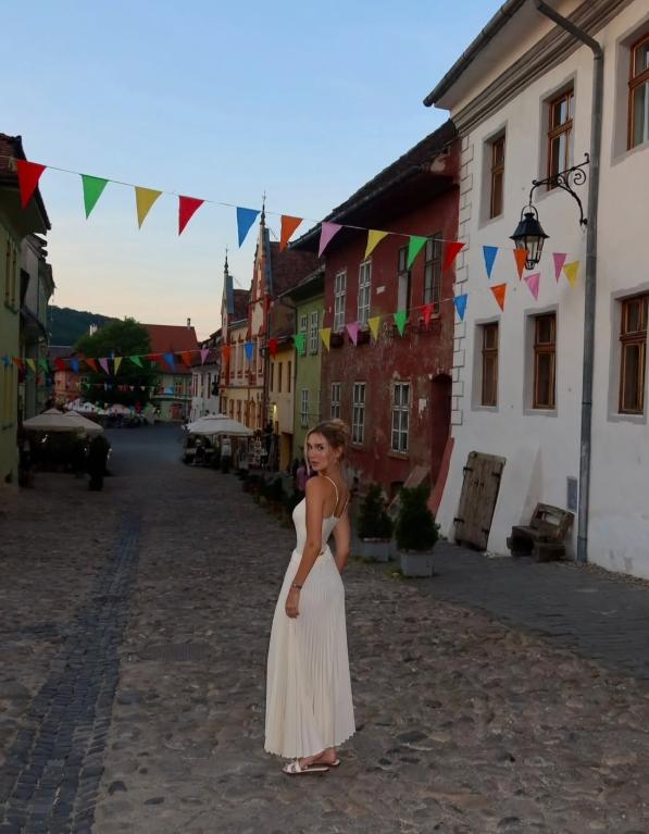 Cine e tânăra de orgine română care reprezintă Texas la Miss SUA. Fotografiile pe care le-a postat din România, acum trei luni 1096804