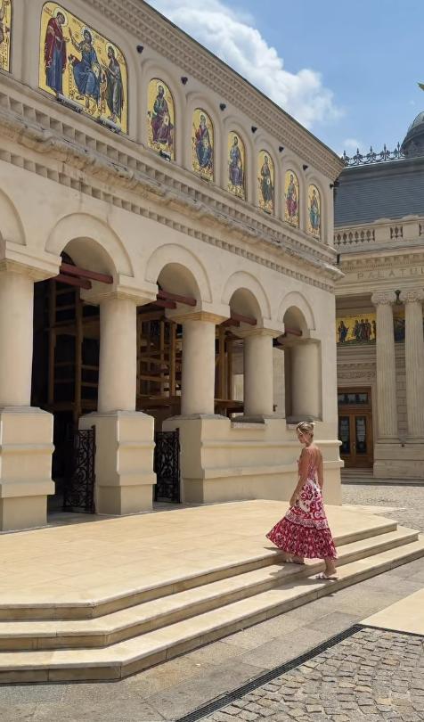 Cine e tânăra de orgine română care reprezintă Texas la Miss SUA. Fotografiile pe care le-a postat din România, acum trei luni 1096805