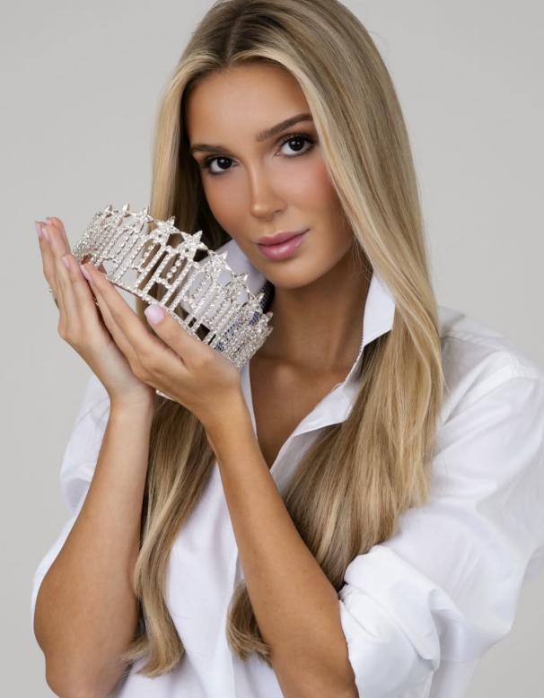 Cine e tânăra de orgine română care reprezintă Texas la Miss SUA. Fotografiile pe care le-a postat din România, acum trei luni 1096809