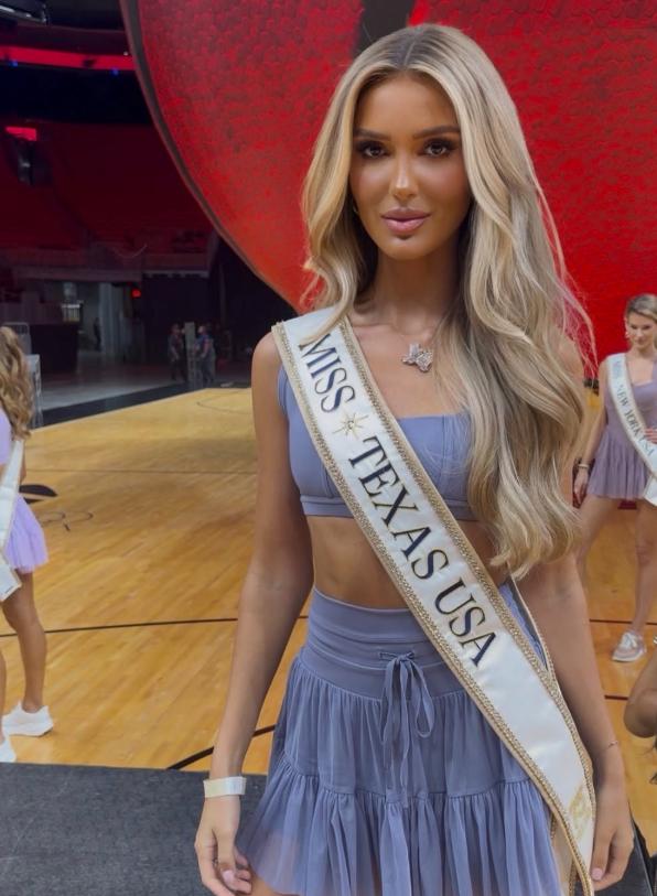 Cine e tânăra de orgine română care reprezintă Texas la Miss SUA. Fotografiile pe care le-a postat din România, acum trei luni 1096812