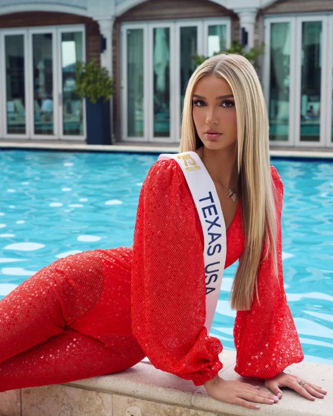 Cine e tânăra de orgine română care reprezintă Texas la Miss SUA. Fotografiile pe care le-a postat din România, acum trei luni 1096817