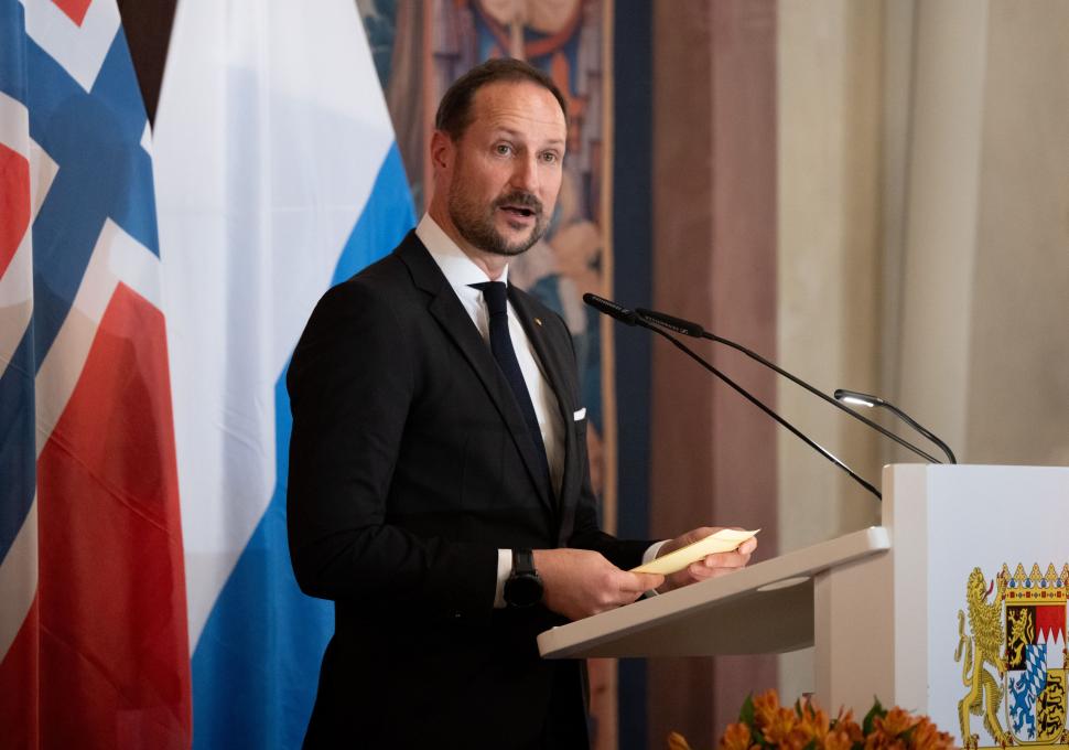 Haakon al VIII-lea e noul rege al Norvegiei. „Prințul reticent” urcă pe tron după moartea tatălui său. Domnia îi e umbrită de scandal 1096868