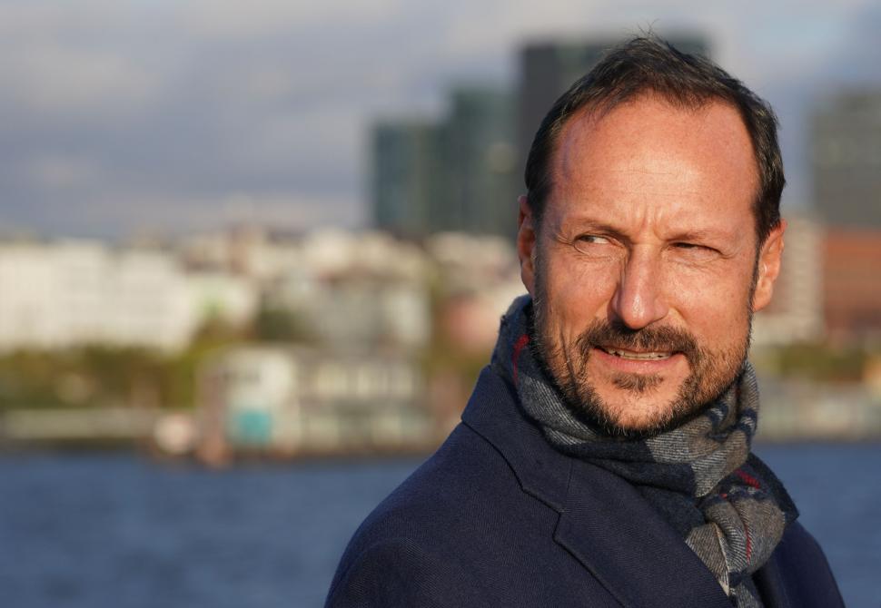 Haakon al VIII-lea e noul rege al Norvegiei. „Prințul reticent” urcă pe tron după moartea tatălui său. Domnia îi e umbrită de scandal 1096869