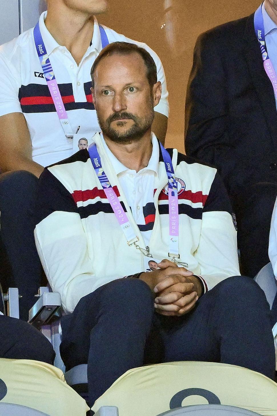 Haakon al VIII-lea e noul rege al Norvegiei. „Prințul reticent” urcă pe tron după moartea tatălui său. Domnia îi e umbrită de scandal 1096870