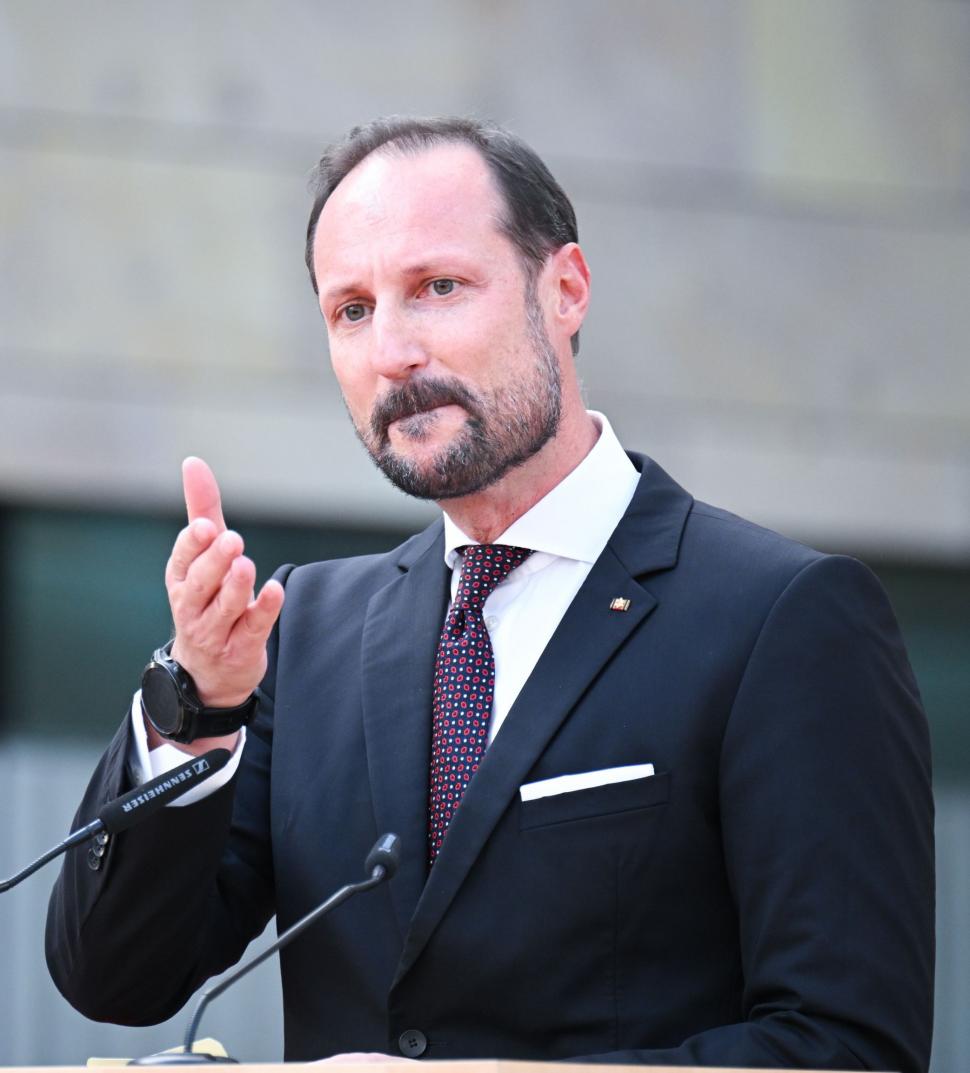 Haakon al VIII-lea e noul rege al Norvegiei. „Prințul reticent” urcă pe tron după moartea tatălui său. Domnia îi e umbrită de scandal 1096871