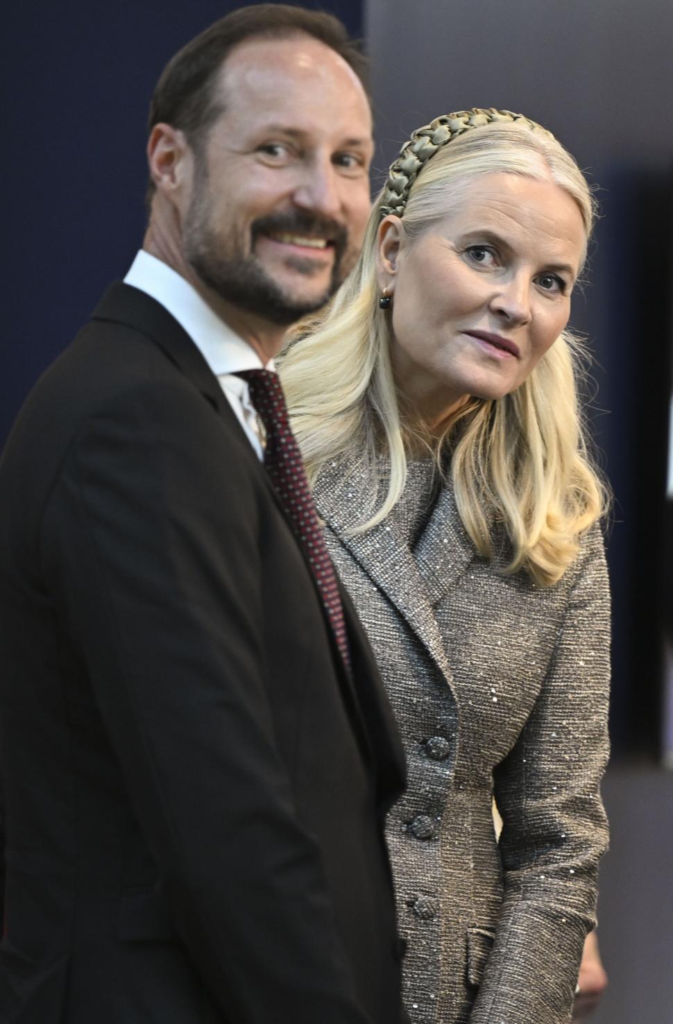 Haakon al VIII-lea e noul rege al Norvegiei. „Prințul reticent” urcă pe tron după moartea tatălui său. Domnia îi e umbrită de scandal 1096872