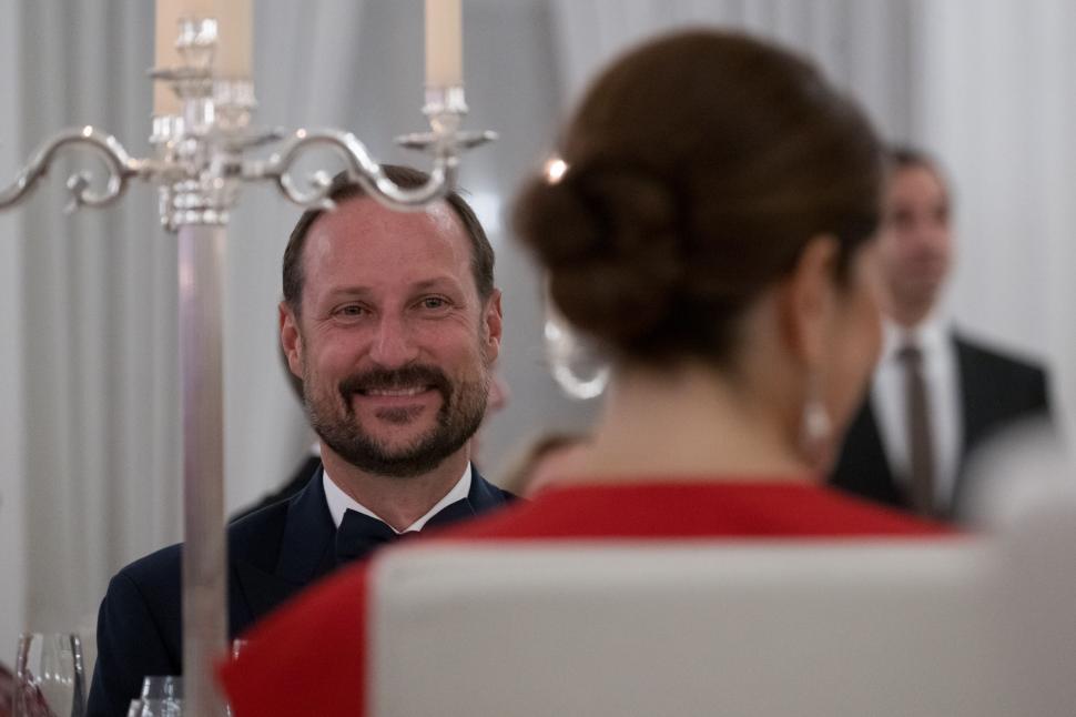 Haakon al VIII-lea e noul rege al Norvegiei. „Prințul reticent” urcă pe tron după moartea tatălui său. Domnia îi e umbrită de scandal 1096873