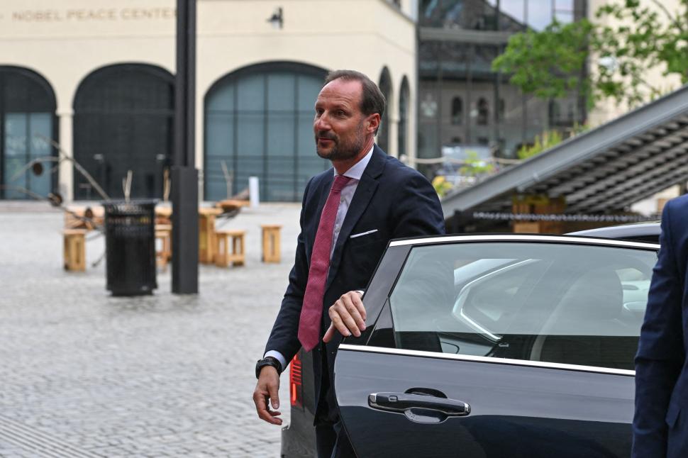 Haakon al VIII-lea e noul rege al Norvegiei. „Prințul reticent” urcă pe tron după moartea tatălui său. Domnia îi e umbrită de scandal 1096874
