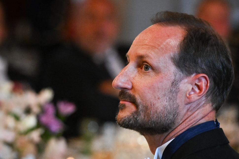 Haakon al VIII-lea e noul rege al Norvegiei. „Prințul reticent” urcă pe tron după moartea tatălui său. Domnia îi e umbrită de scandal 1096875