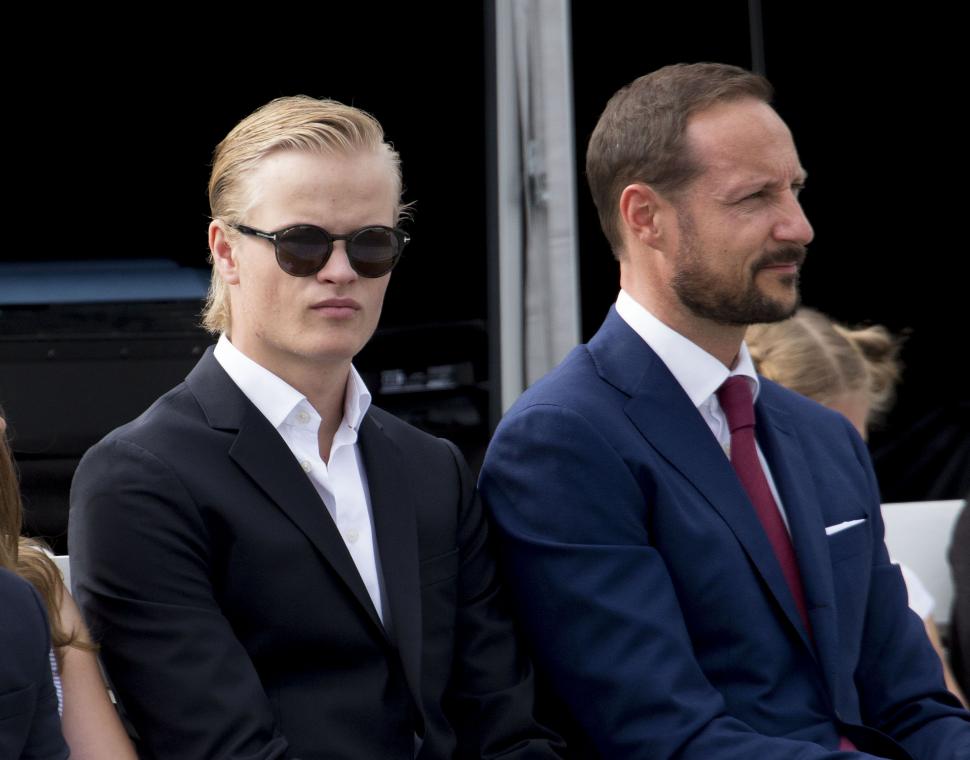 Haakon al VIII-lea e noul rege al Norvegiei. „Prințul reticent” urcă pe tron după moartea tatălui său. Domnia îi e umbrită de scandal 1096876
