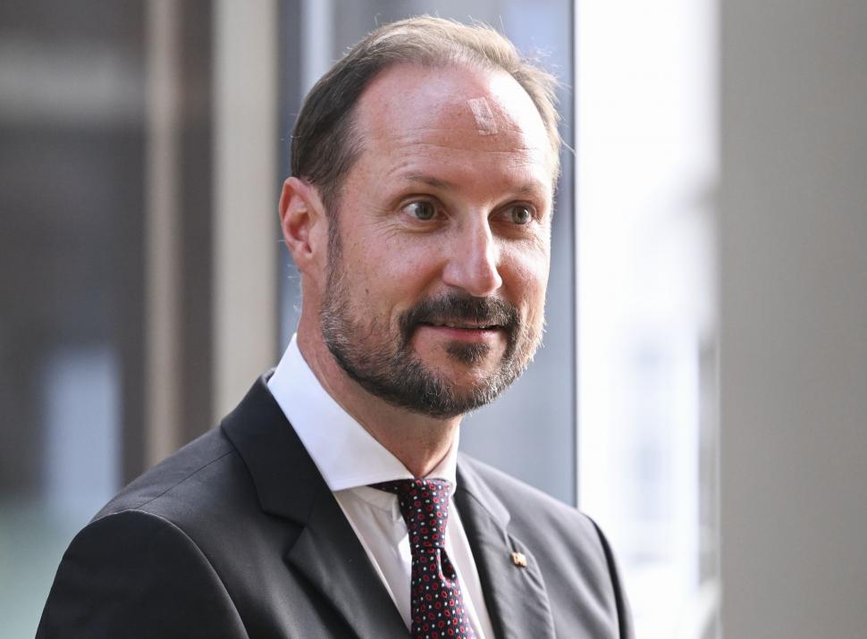 Haakon al VIII-lea e noul rege al Norvegiei. „Prințul reticent” urcă pe tron după moartea tatălui său. Domnia îi e umbrită de scandal 1096879