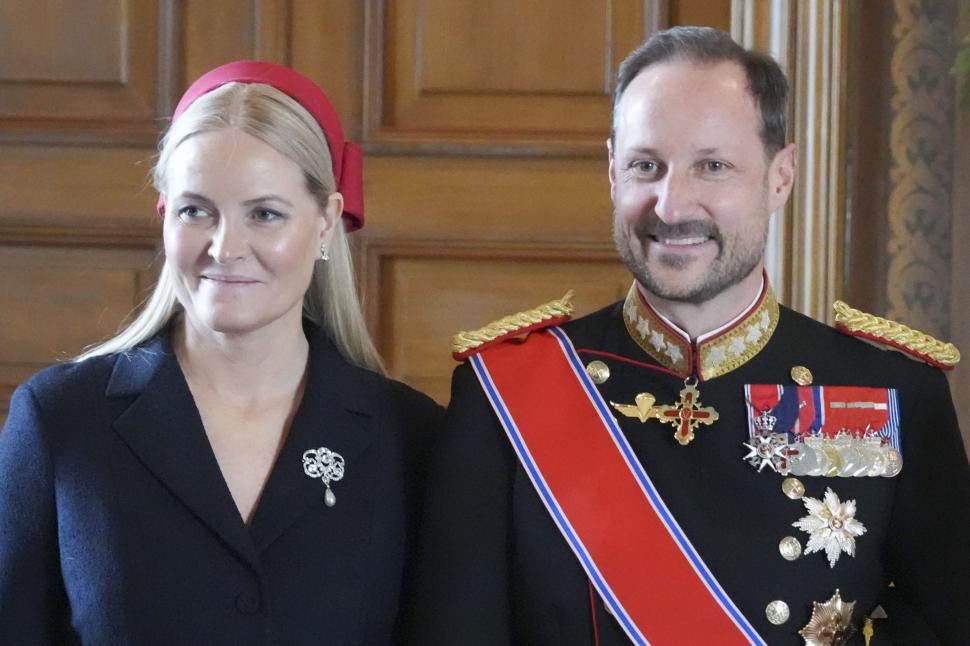 Haakon al VIII-lea e noul rege al Norvegiei. „Prințul reticent” urcă pe tron după moartea tatălui său. Domnia îi e umbrită de scandal 1096880