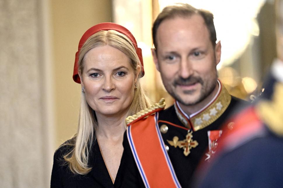 Haakon al VIII-lea e noul rege al Norvegiei. „Prințul reticent” urcă pe tron după moartea tatălui său. Domnia îi e umbrită de scandal 1096881