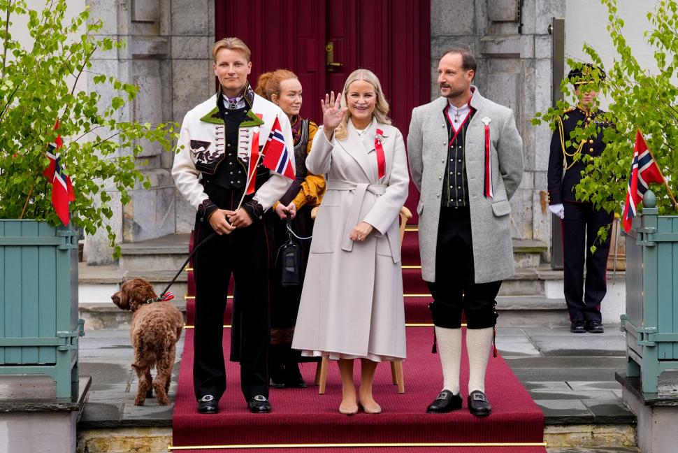 Haakon al VIII-lea e noul rege al Norvegiei. „Prințul reticent” urcă pe tron după moartea tatălui său. Domnia îi e umbrită de scandal 1096883