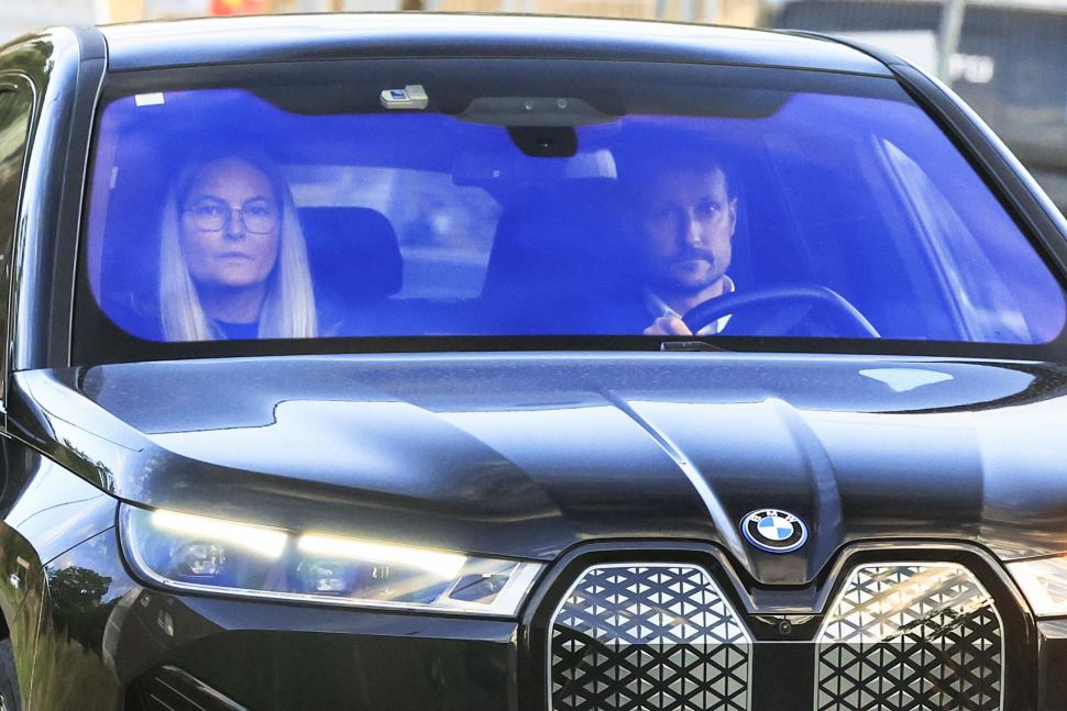 Haakon al VIII-lea e noul rege al Norvegiei. „Prințul reticent” urcă pe tron după moartea tatălui său. Domnia îi e umbrită de scandal 1096890