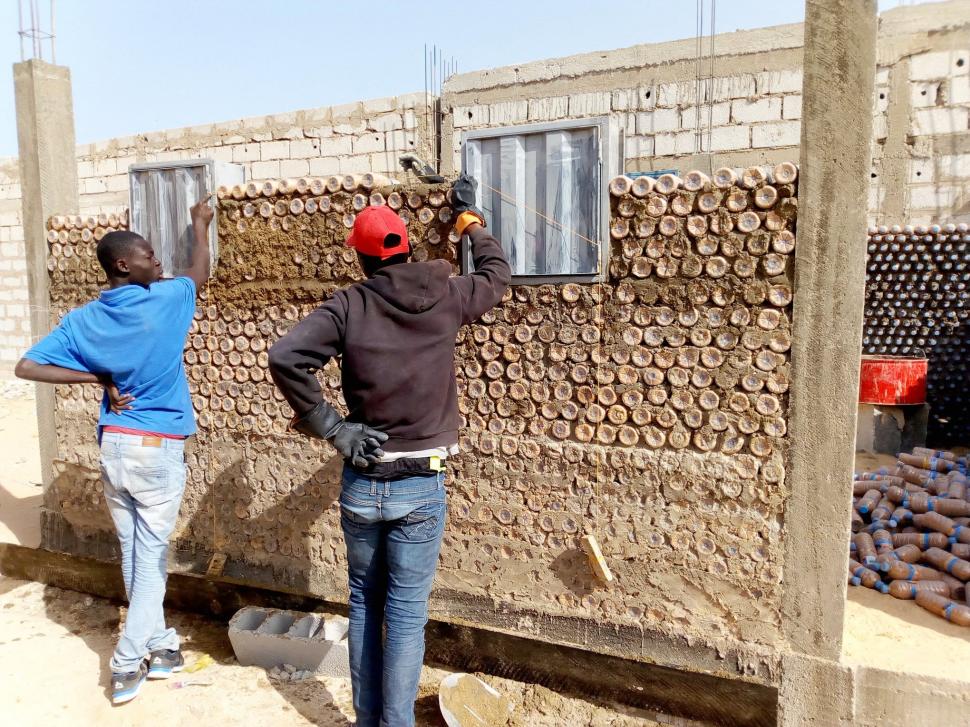 În 2016, un inginer refugiat a umplut sticle cu nisip și i-a construit bunicii sale o casă în deșert. După un an, făcuse 27 de locuințe 1096945
