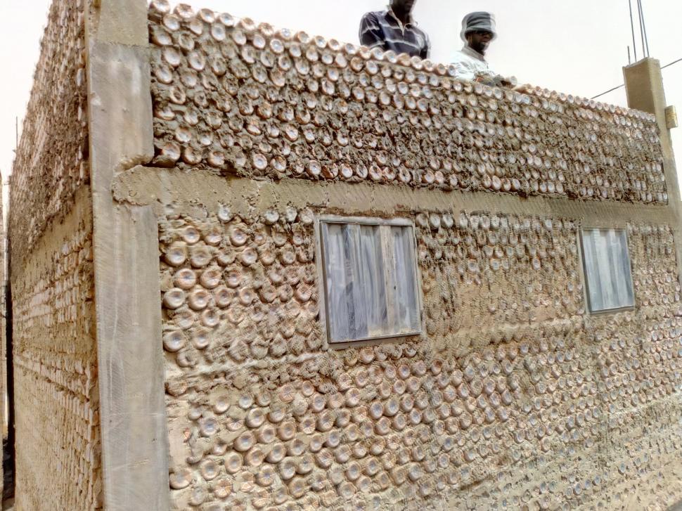 În 2016, un inginer refugiat a umplut sticle cu nisip și i-a construit bunicii sale o casă în deșert. După un an, făcuse 27 de locuințe 1096952