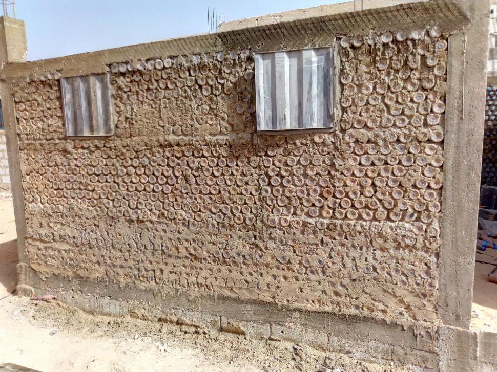În 2016, un inginer refugiat a umplut sticle cu nisip și i-a construit bunicii sale o casă în deșert. După un an, făcuse 27 de locuințe 1096954