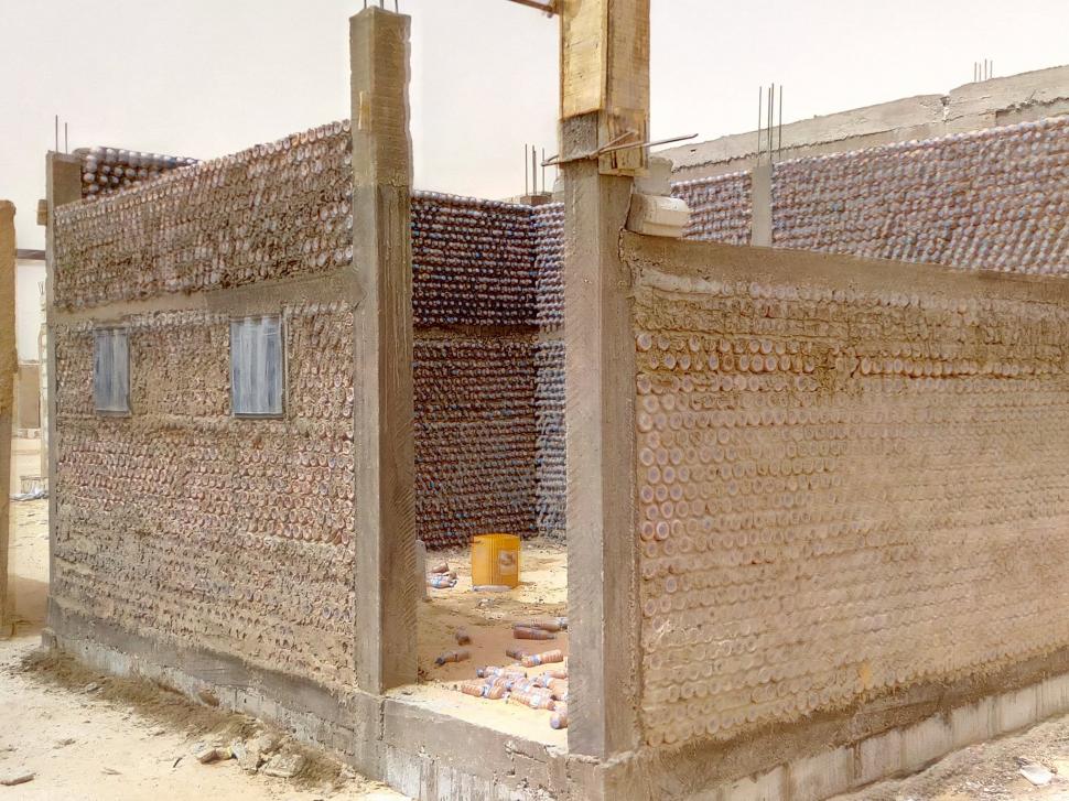 În 2016, un inginer refugiat a umplut sticle cu nisip și i-a construit bunicii sale o casă în deșert. După un an, făcuse 27 de locuințe 1096958