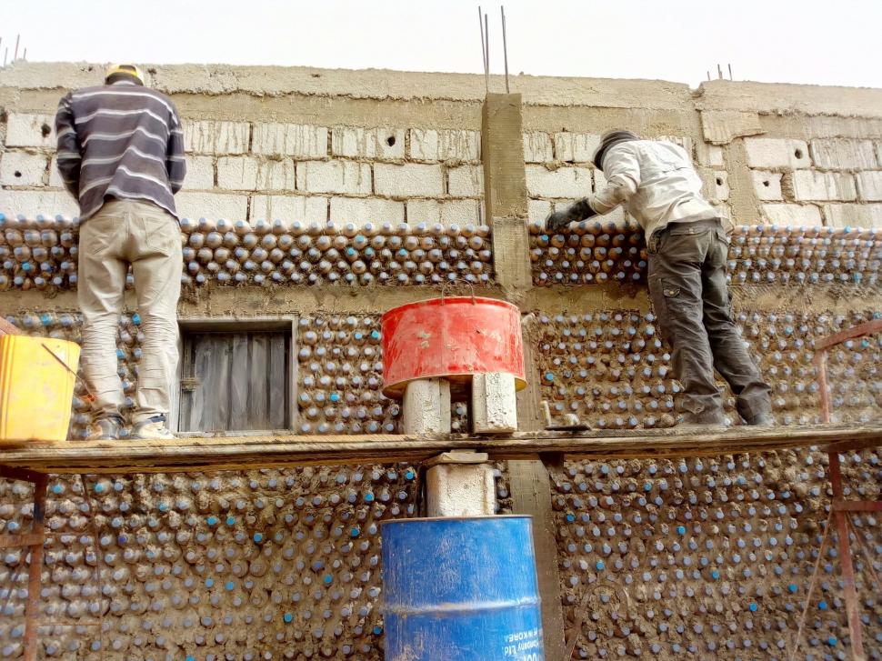 În 2016, un inginer refugiat a umplut sticle cu nisip și i-a construit bunicii sale o casă în deșert. După un an, făcuse 27 de locuințe 1096964