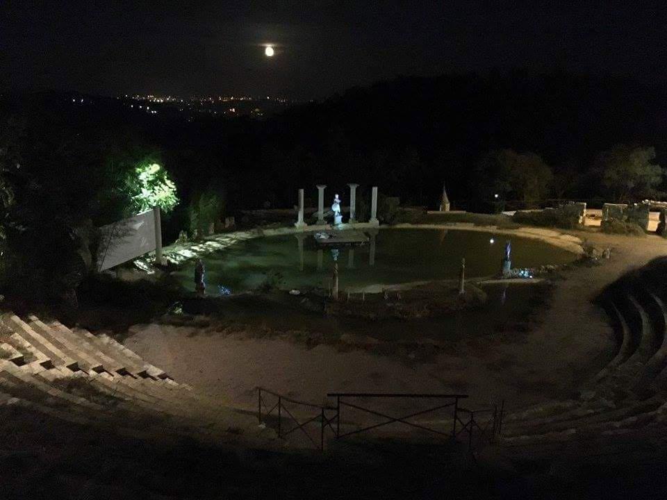 „În fiecare minut se naște câte un fraier”: Povestea italianului care a păcălit turiștii cu un amfiteatru grecesc fals 1095732