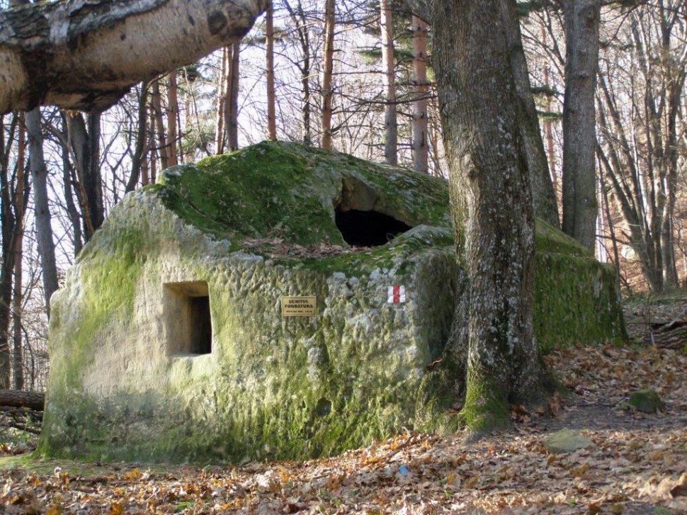 Pe Schitul Fundătura, vechi de secole, un călugăr a construit un acoperiș modern. Autoritățile din Buzău au deschis o anchetă 1097141