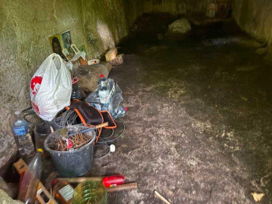 Pe Schitul Fundătura, vechi de secole, un călugăr a construit un acoperiș modern. Autoritățile din Buzău au deschis o anchetă 1097147