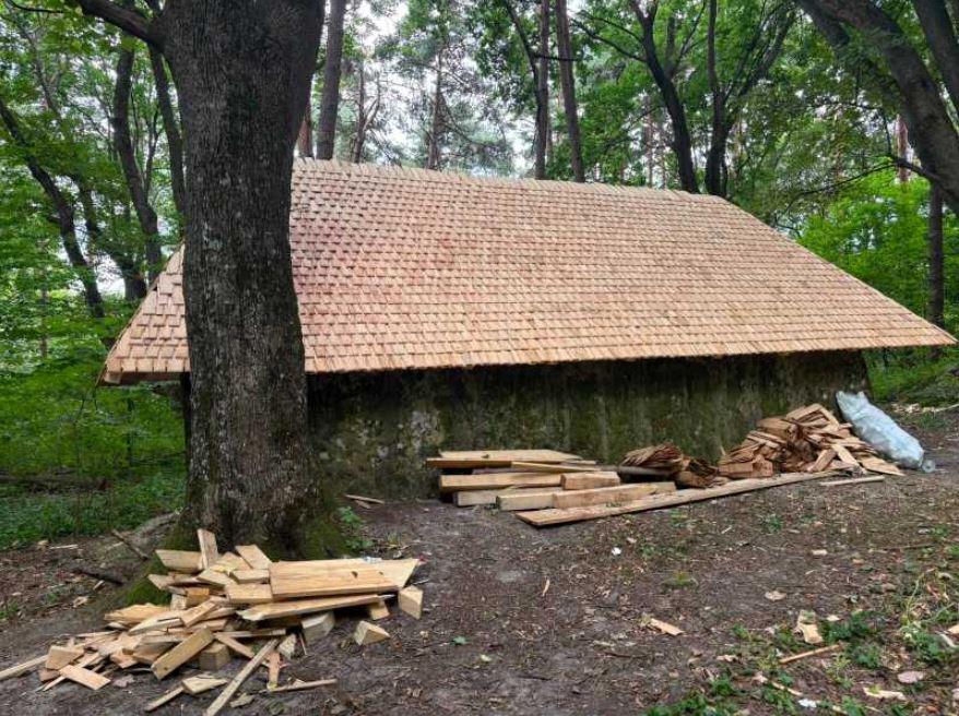 Pe Schitul Fundătura, vechi de secole, un călugăr a construit un acoperiș modern. Autoritățile din Buzău au deschis o anchetă 1097148