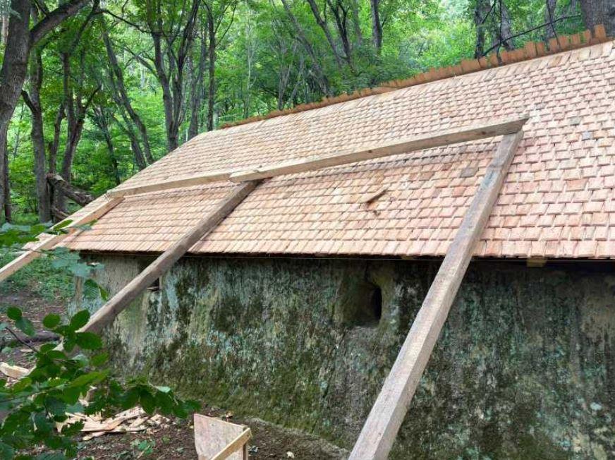 Pe Schitul Fundătura, vechi de secole, un călugăr a construit un acoperiș modern. Autoritățile din Buzău au deschis o anchetă 1097149