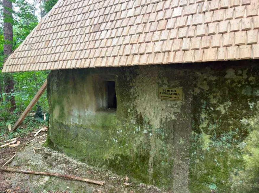 Pe Schitul Fundătura, vechi de secole, un călugăr a construit un acoperiș modern. Autoritățile din Buzău au deschis o anchetă 1097150
