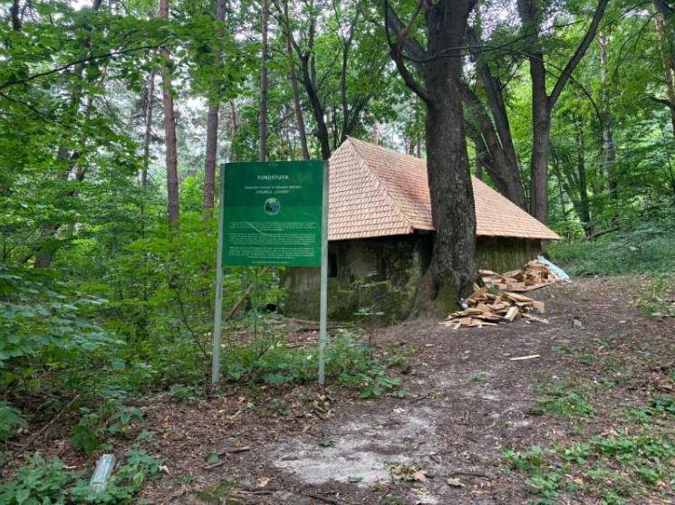 Pe Schitul Fundătura, vechi de secole, un călugăr a construit un acoperiș modern. Autoritățile din Buzău au deschis o anchetă 1097151
