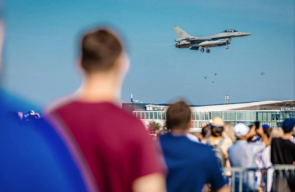 Imagini de la BIAS 2026, cel mai aşteptat eveniment aerian al anului. Spectacol cu avioane F-16, IAR-330 Puma, Spartan şi Hercules 1097278
