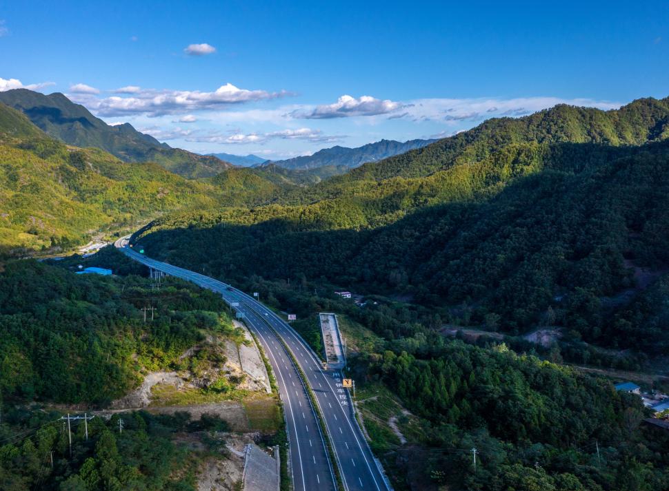 China construiește „Inelul de Aur”. Este o buclă rutieră de peste 25.000 km, cât două treimi din circumferința Pământului 1097169